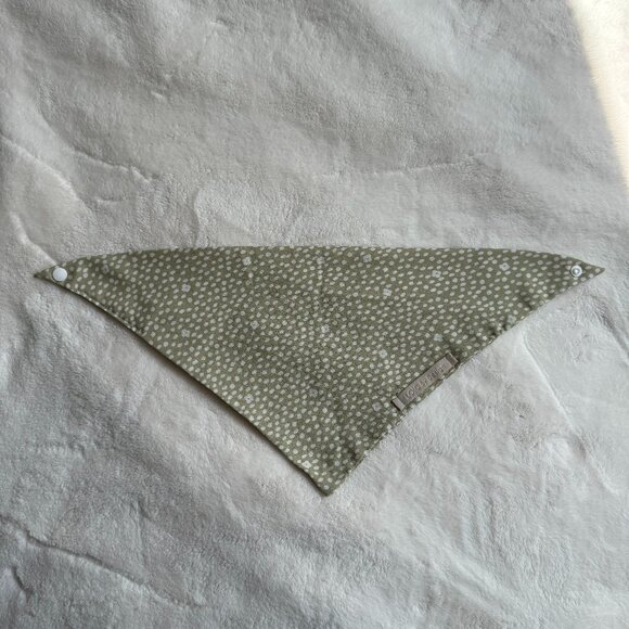 NWT Loic by Design Ditsy Daisy Floral Dog Bandana, Taupe + White, Size Medium - Picture 1 of 13